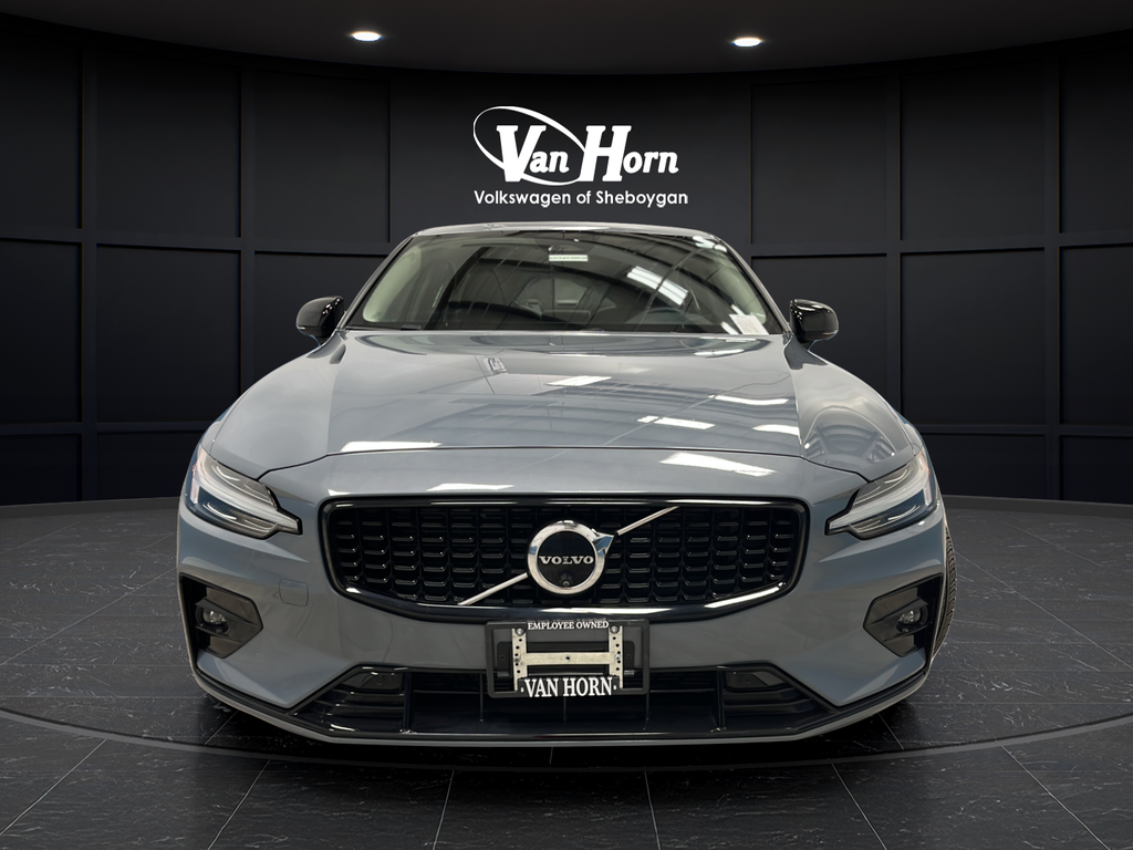 2024 Volvo S60 B5 Plus Dark Theme