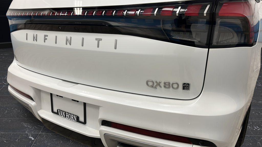 2025 INFINITI QX80 LUXE