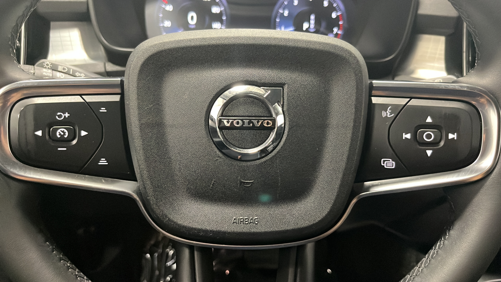 2022 Volvo XC40 Momentum