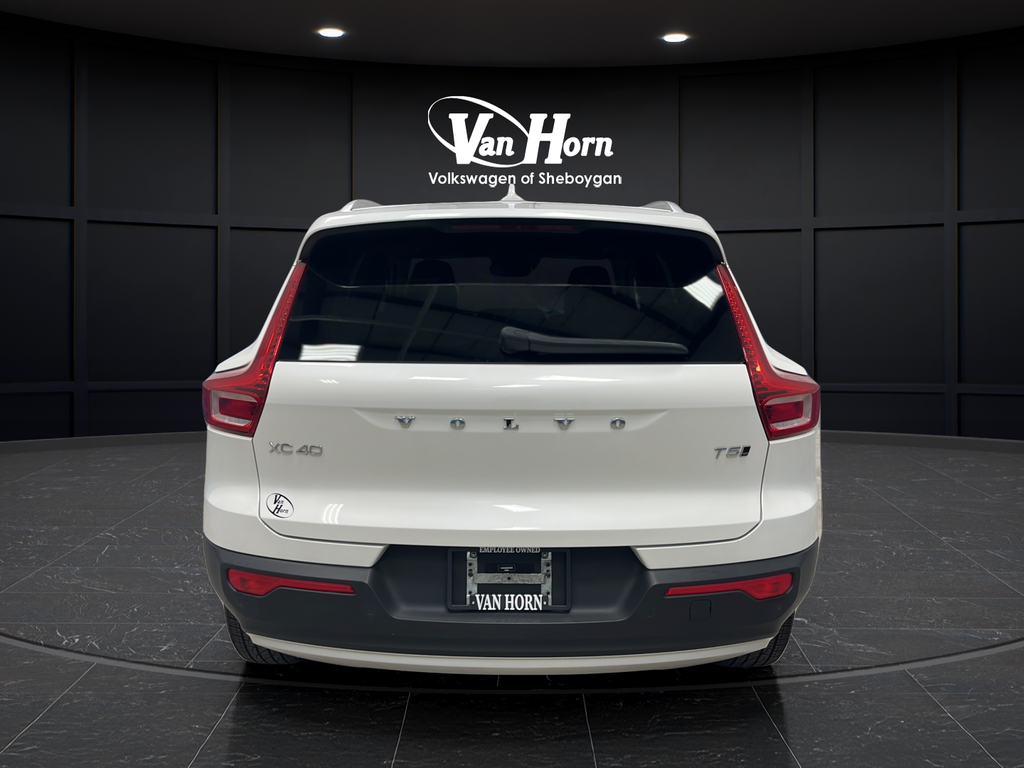 2022 Volvo XC40 Momentum