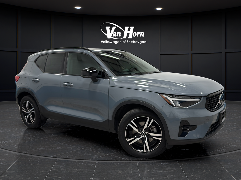 2023 Volvo XC40 B5 Plus Dark Theme