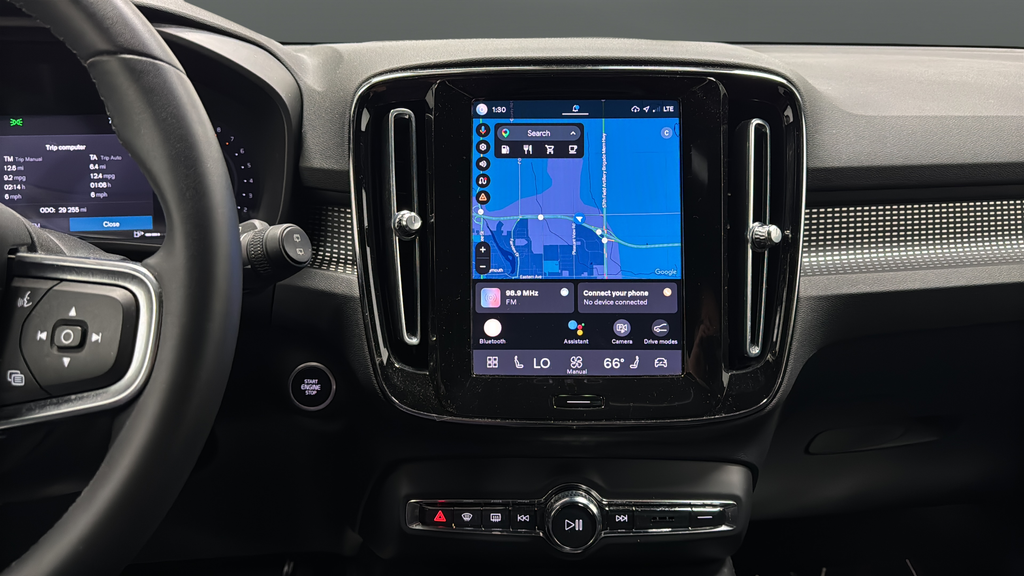 2023 Volvo XC40 B5 Plus Dark Theme