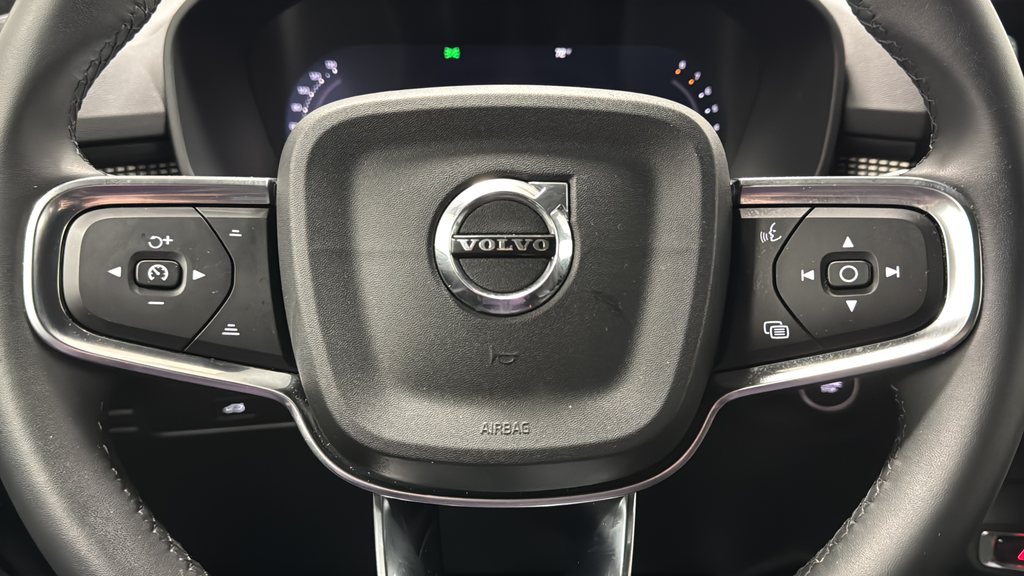 2023 Volvo XC40 B5 Plus Dark Theme