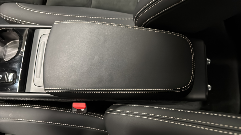 2023 Volvo XC40 B5 Plus Dark Theme