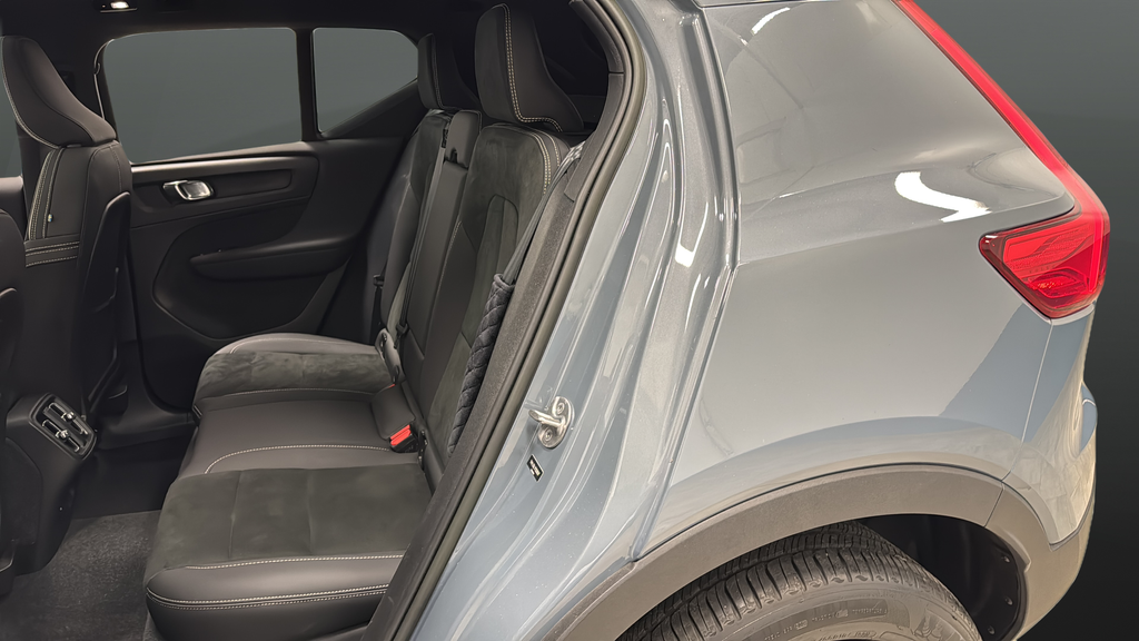 2023 Volvo XC40 B5 Plus Dark Theme