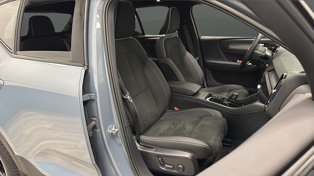 2023 Volvo XC40 B5 Plus Dark Theme