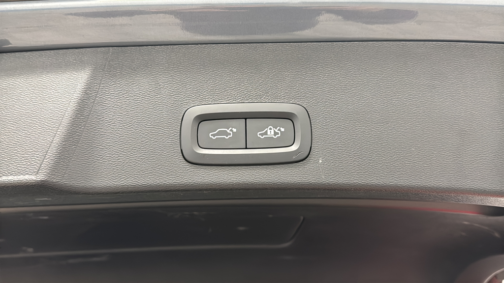 2023 Volvo XC40 B5 Plus Dark Theme