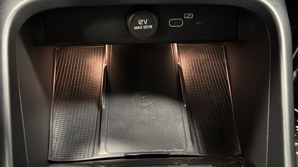 2023 Volvo XC40 B5 Plus Dark Theme