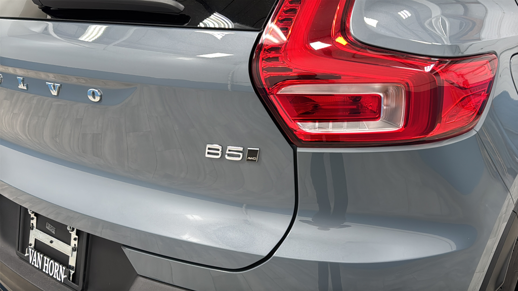 2023 Volvo XC40 B5 Plus Dark Theme