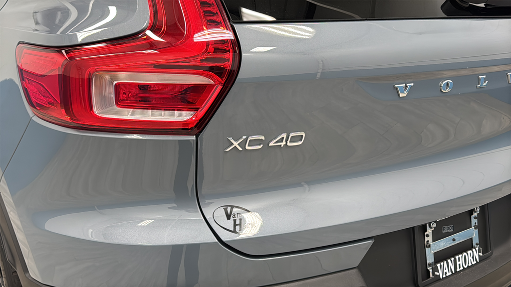 2023 Volvo XC40 B5 Plus Dark Theme