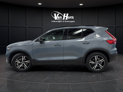 2023 Volvo XC40 B5 Plus Dark Theme
