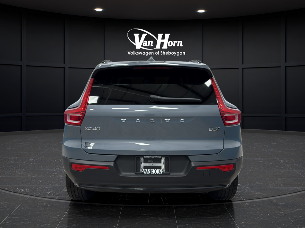 2023 Volvo XC40 B5 Plus Dark Theme