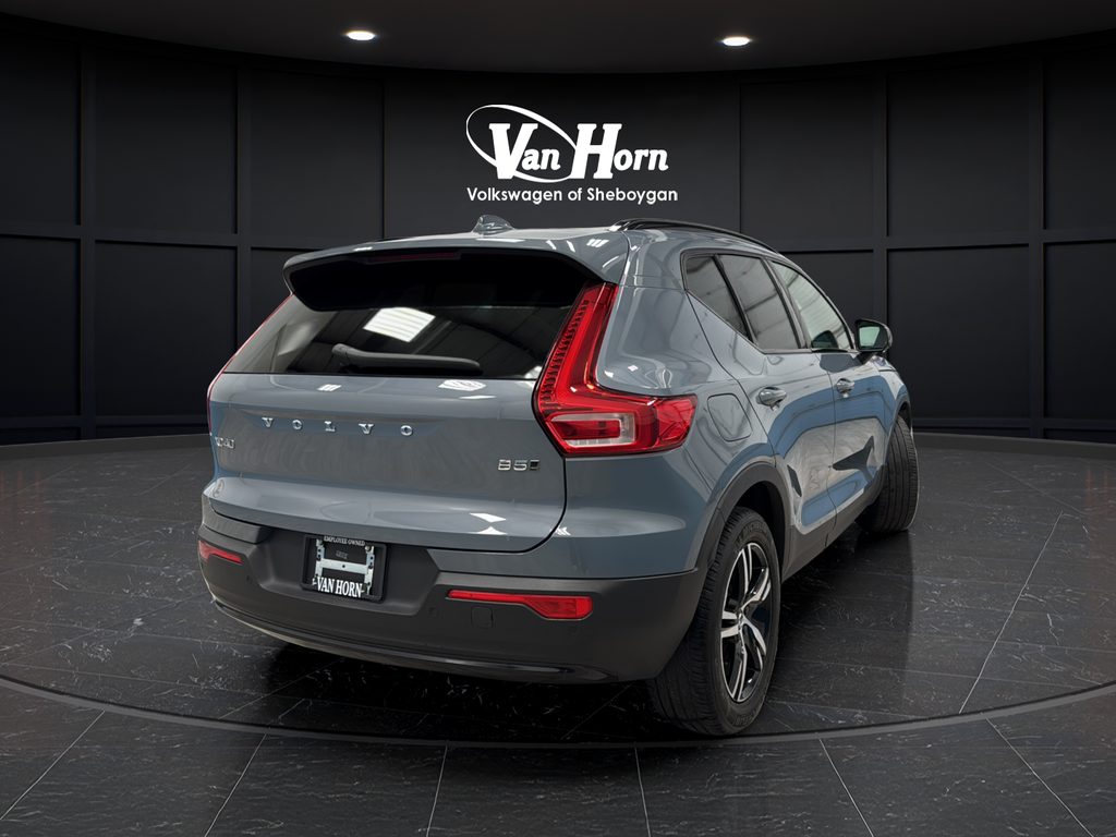 2023 Volvo XC40 B5 Plus Dark Theme