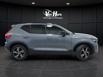 2023 Volvo XC40 B5 Plus Dark Theme