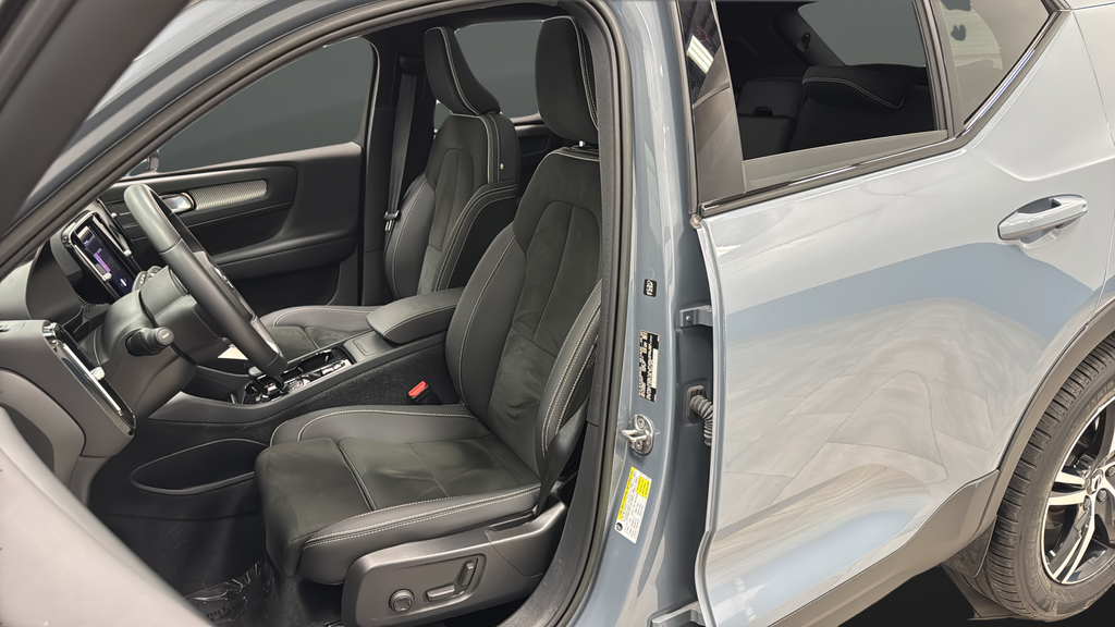 2023 Volvo XC40 B5 Plus Dark Theme