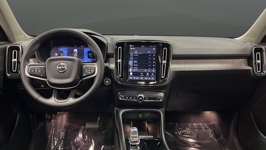 2023 Volvo XC40 B5 Plus Bright Theme
