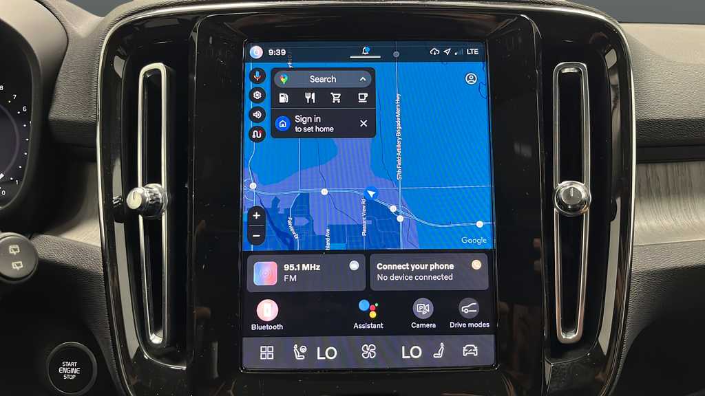 2023 Volvo XC40 B5 Plus Bright Theme