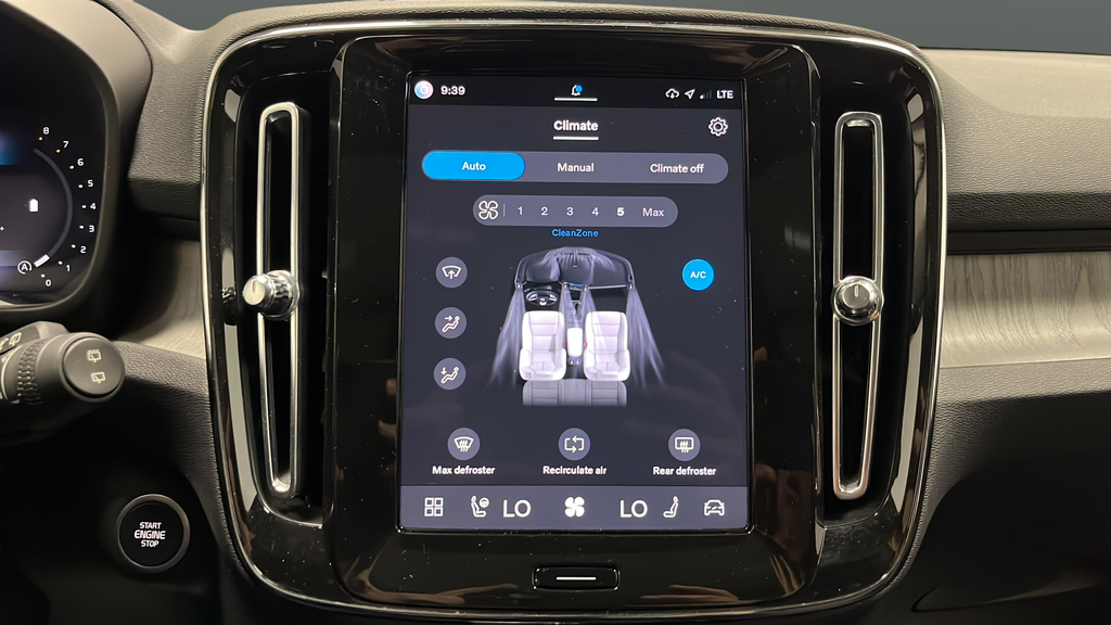 2023 Volvo XC40 B5 Plus Bright Theme
