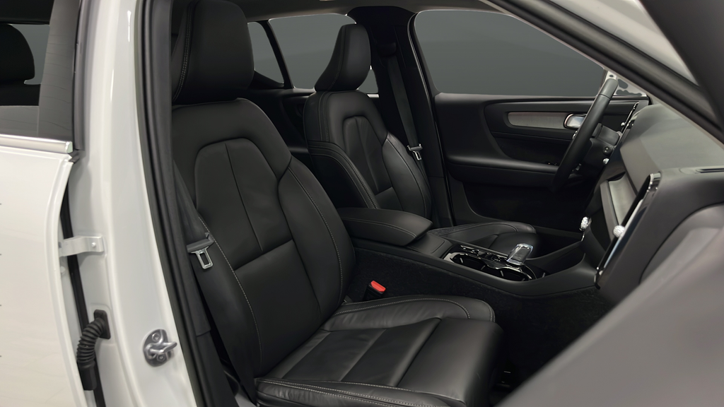 2023 Volvo XC40 B5 Plus Bright Theme