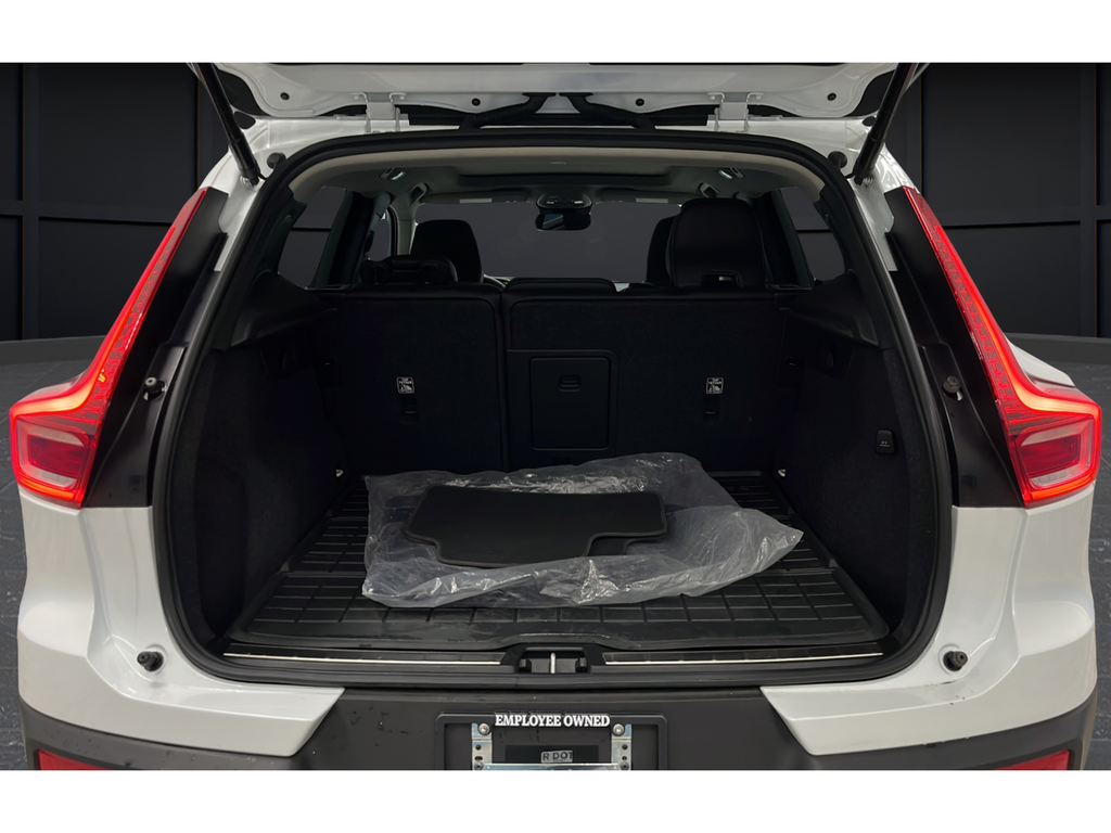 2023 Volvo XC40 B5 Plus Bright Theme
