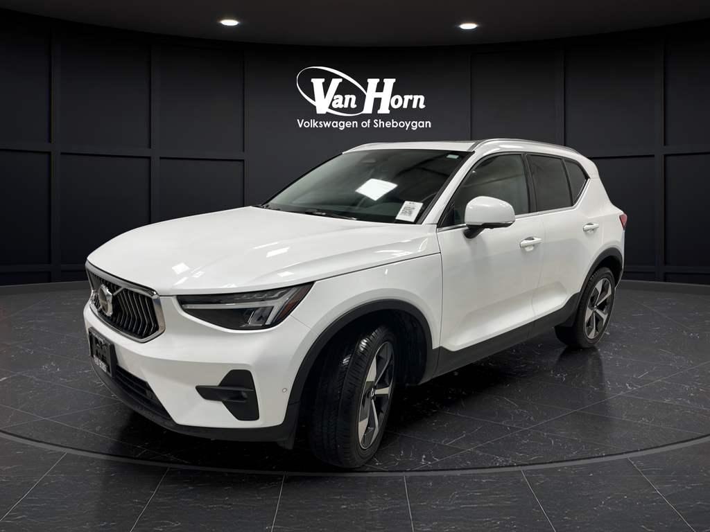 2023 Volvo XC40 B5 Plus Bright Theme