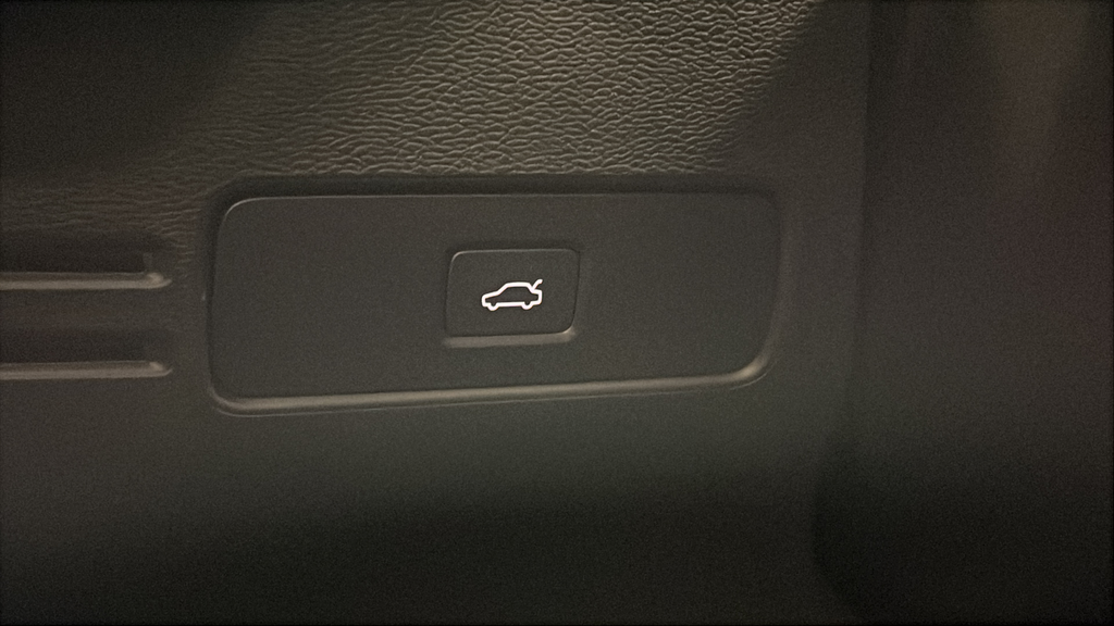 2023 Volvo XC40 B5 Plus Bright Theme