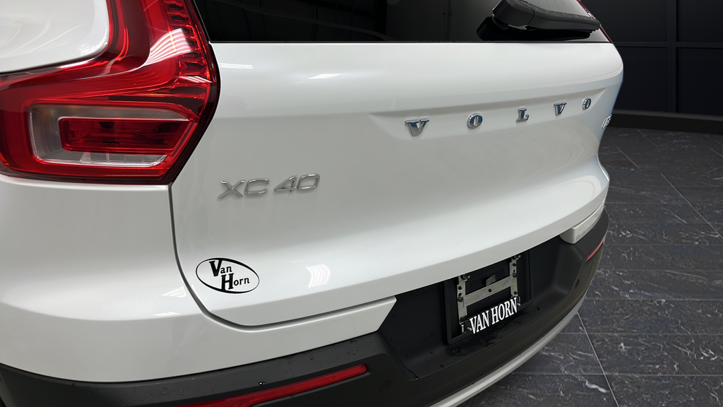 2023 Volvo XC40 B5 Plus Bright Theme