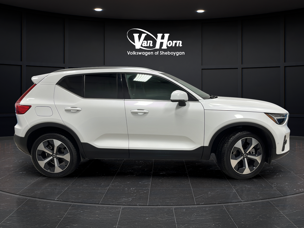 2023 Volvo XC40 B5 Plus Bright Theme