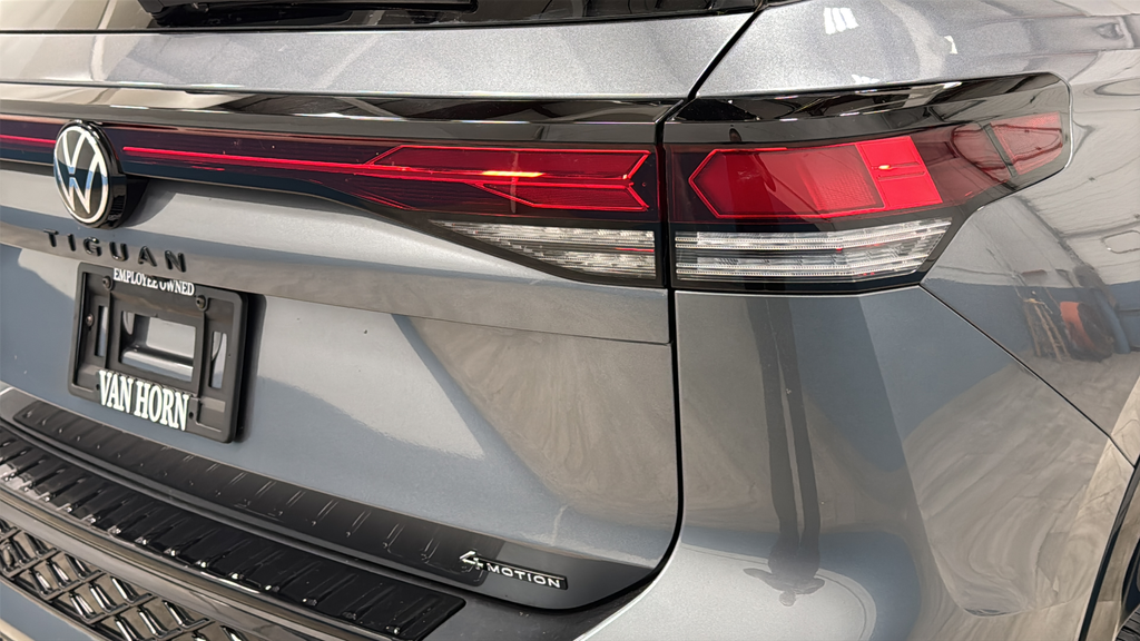 2025 Volkswagen Tiguan 2.0T SE R-Line Black